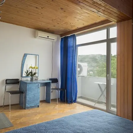 Spiro Guest house *